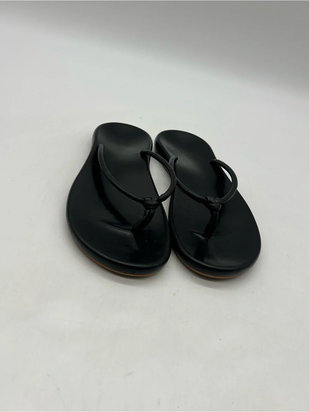 Olukai Aka Knotted Strap Women’s 9,5 Black Leather Flip Flop Sandals Shoes.